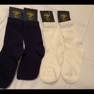 Oshkosh navy & white cotton socks. Size 7.5 to 9. Ages approx 4 to 8 yea…